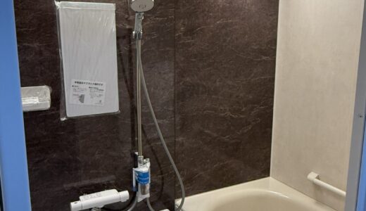 浴室リフォーム テオブロストーンのアクセントが空間に表情を添えるベージュの浴室 LIXILリノビオV