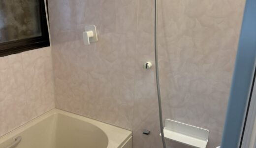 浴室リフォーム 淡いピンクのパネルがやさしい雰囲気をつくる浴室 LIXIL リノビオV