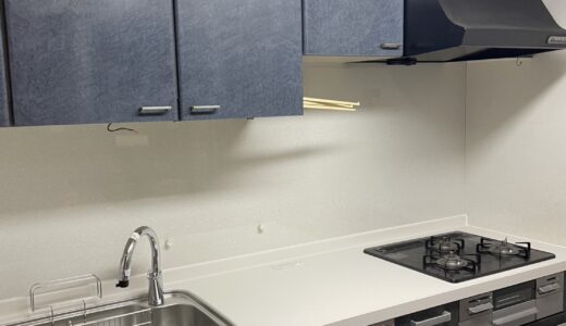 キッチンリフォーム 黒の石目調と白い天板のコントラストが際立つモダンキッチン LIXIL リシェル