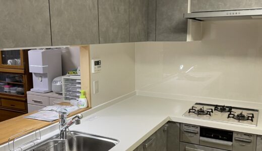 キッチンリフォーム グレージュスタッコで落ち着いた印象のL型キッチン LIXIL リシェル