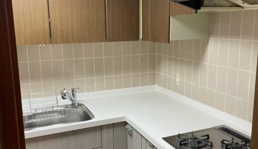 キッチンリフォーム 既存収納を残しながらコーナーまで活用した木目調のキッチン LIXIL リシェル