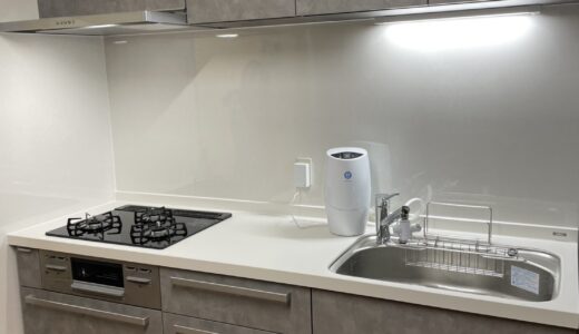 キッチンリフォーム 石目調のグレージュと白天板で軽やかにまとめたキ LIXIL リシェル