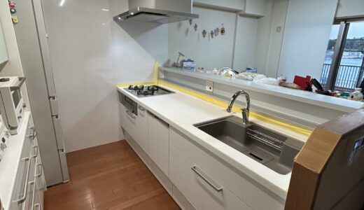 キッチンリフォーム クレマホワイトワークトップの明るいクリナップ ラクエラ