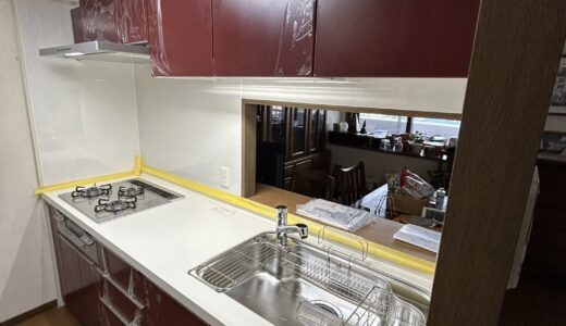 キッチンリフォーム 存在感のあるレッドの扉で個性を演出したキッチン　LIXIL シエラS