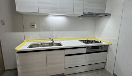 キッチンリフォーム 白い木目柄が明るく開放的な雰囲気をつくる クリナップ ラクエラ