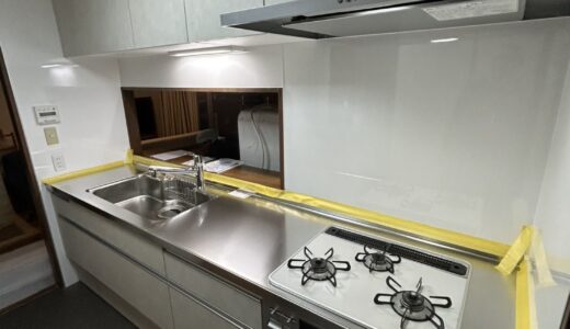 キッチンリフォーム 明るい白の扉と静音シンクで毎日の調理を快適に クリナップラクエラ