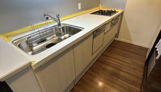 キッチンリフォーム 洗練されたブリーチドウッドの木目柄で、毎日の料理が軽やかになるキッチン