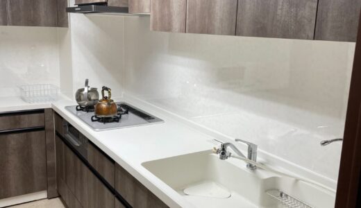 キッチンリフォーム カフェのようなオシャレな深い木目×白のワークトップを合わせて清潔感たっぷり クリナップ STEDIA