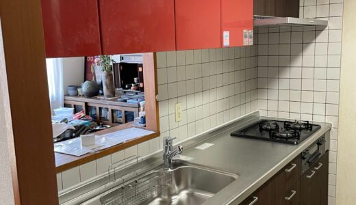 キッチンリフォーム 既存の赤い棚とウォルナットの木目を合わせで遊び心あるキッチンへ LIXIL シエラS