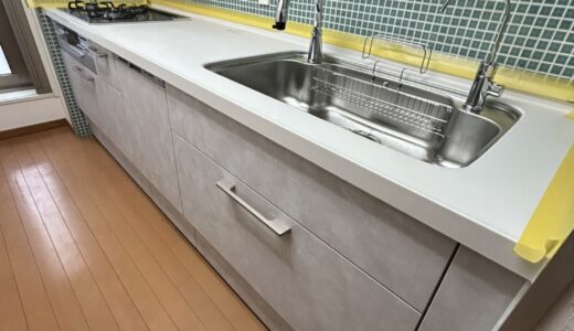 キッチンリフォーム ホワイトスタッコの柔らかな色合いが映える清潔で温かみのあるキッチン LIXILシエラS