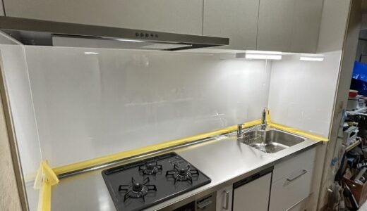 トーンホワイト×シルバーが美しいモノトーンキッチン