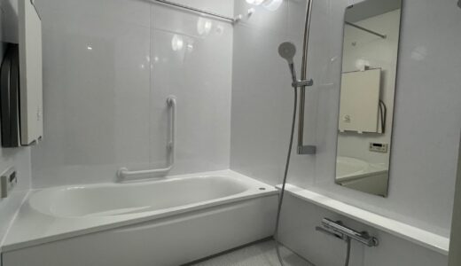 白の優しさに包まれた上質な浴室