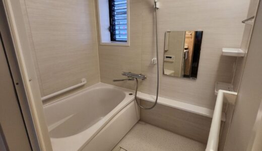 2色の調和が生む明るい浴室に