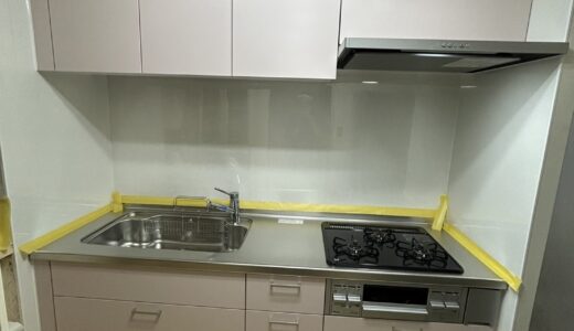 淡い色合いで空間をやわらかくまとめたキッチン