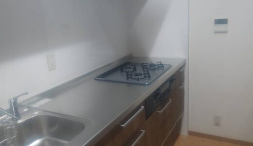 【キッチンリフォーム】モカウッドで家具のように整えるラクエラ