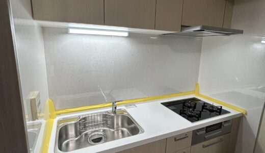 やわらかい木目柄×白いワークトップ