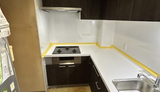 濃い木目が映えるコーナーキッチン