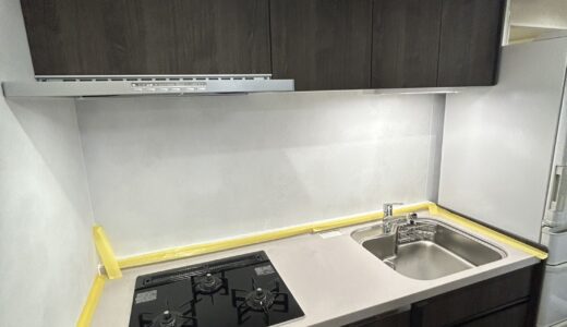 木目の存在感が映えるモダンキッチン