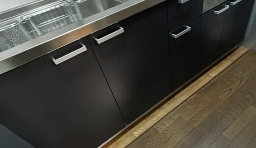 キッチンリフォーム お手入れしやすいステンレス×チャコールの クリナップ ラクエラ