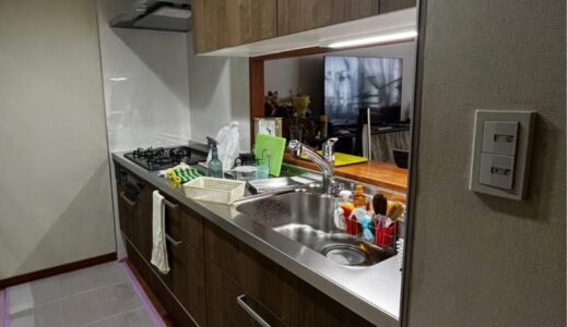 キッチンリフォーム モカウッドの木目デザインが映える クリナップ ラクエラ