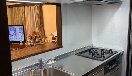 水回りリフォーム 木目キッチンとグレー浴室で落ち着いた住まい