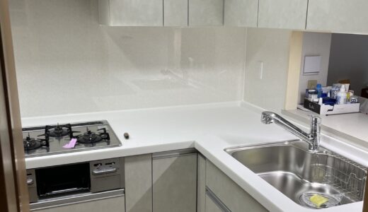 キッチンリフォーム 明るく整うホワイト天板のL型キッチン クリナップ ラクエラ