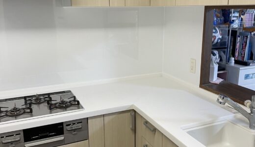 キッチンリフォーム ペールウッドの扉にクレマホワイトのワークトップを合わせた クリナップ ラクエラ