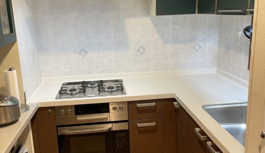 キッチンリフォーム 落ち着いた木目とガスオーブンで料理を楽しめるキッチン　LIXIL リシェル