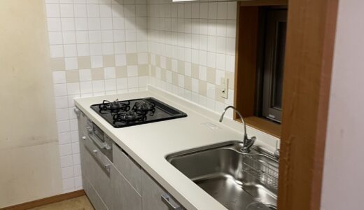 キッチンリフォーム 石目調のホワイトとお手入れしやすいシンクで仕上げたキッチン　LIXIL リシェル