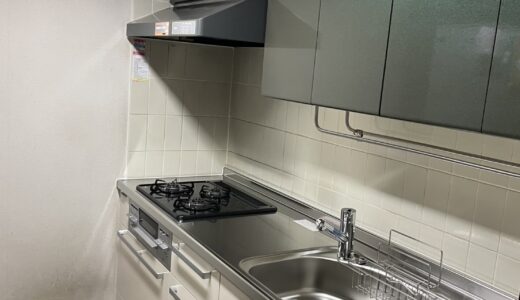 キッチンリフォーム 白い扉とみどり系吊戸棚のコントラストが映えるキッチン LIXIL リシェル