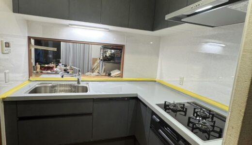 キッチンリフォーム ブルーグレーの木目デザインが映える クリナップ ラクエラ