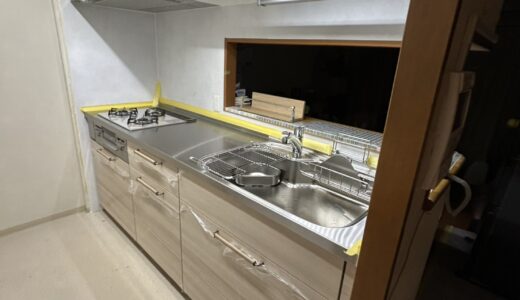 キッチンリフォーム 動線にこだわった収納とお手入れしやすい設備を備えた木目のキッチン