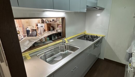 キッチンリフォーム シルバーグレーの扉が空間を引き締めるシャープな LIXIL シエラS