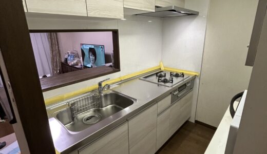 キッチンリフォーム 淡い木目とフラットなレンジフードで軽やかにまとめた クリナップ ラクエラ