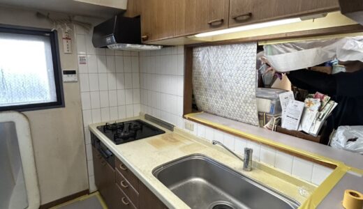 キッチンリフォーム ウォルナットの重厚な木目と白い天板でメリハリをつけた LIXIL シエラS