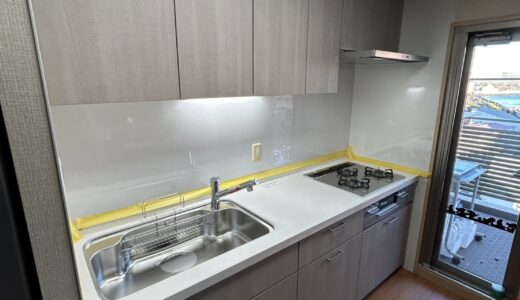 キッチンリフォーム 空間を引き締める家具のような木目デザインの LIXIL シエラS