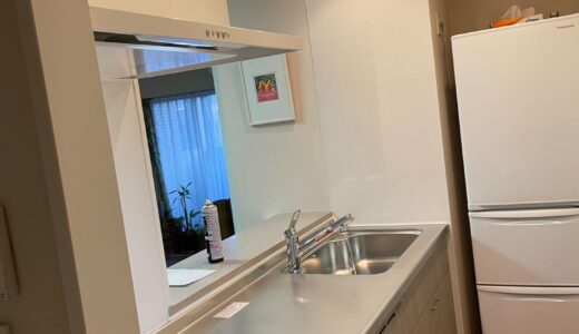 キッチンリフォーム グレー調の温もりとシルバーの輝きが調和した上質感あふれるキッチン　LIXILシエラS