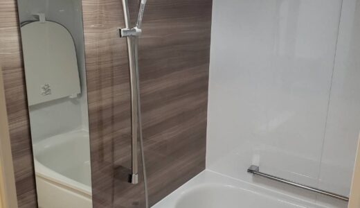 ノルディグレーウッドの魅力が映える、上質な浴室