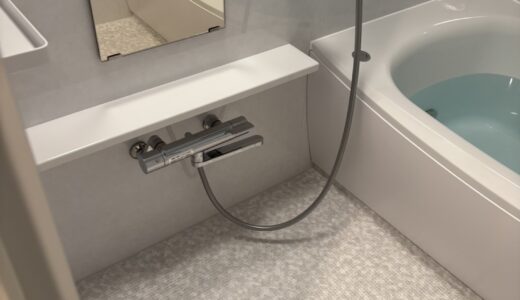 光と白が調和する気持ちのいい浴室に