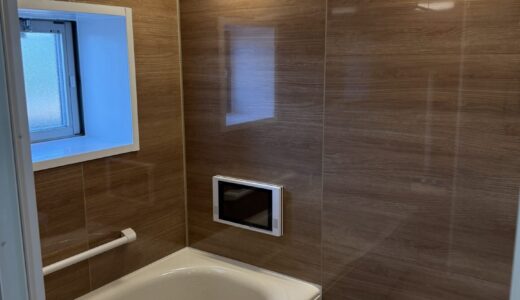 チェリーの木目が温もりを与える浴室