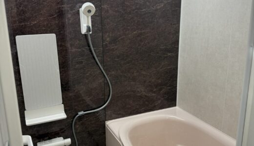やさしいピンクの浴槽が映える上質なバスルーム