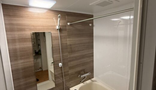 素材感が魅せる上品なグレーのバスルームデザイン