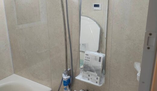 白とベージュのコントラストが映える明るい浴室に