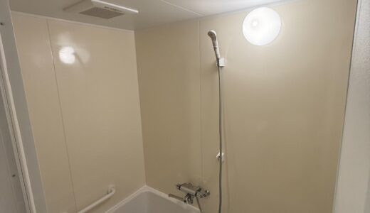 コントラストで引き締めた上品な浴室