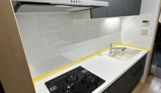 トッコアッシュブルーと白の洗練されたキッチン