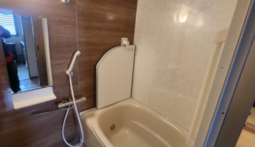 暖かみのあるチェリートーンで快適な入浴を