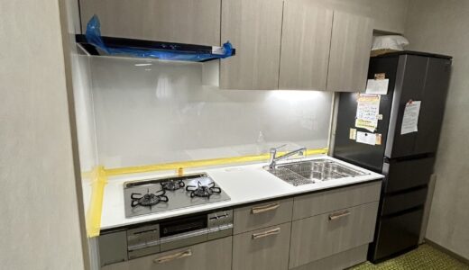 淡い色の木目が包み込む優しい印象のキッチン