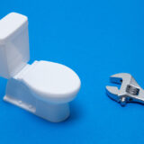 【症状別】トイレの水漏れが起こる原因は？　応急処置の仕方や対処法、注意点を解説