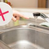 キッチンが水漏れ！　原因は？　対処法や確認方法、水漏れを放置するリスクを紹介