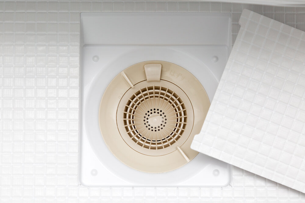 【必見】臭いお風呂の排水口を改善する方法！　自力では改善しないときの対処法も解説